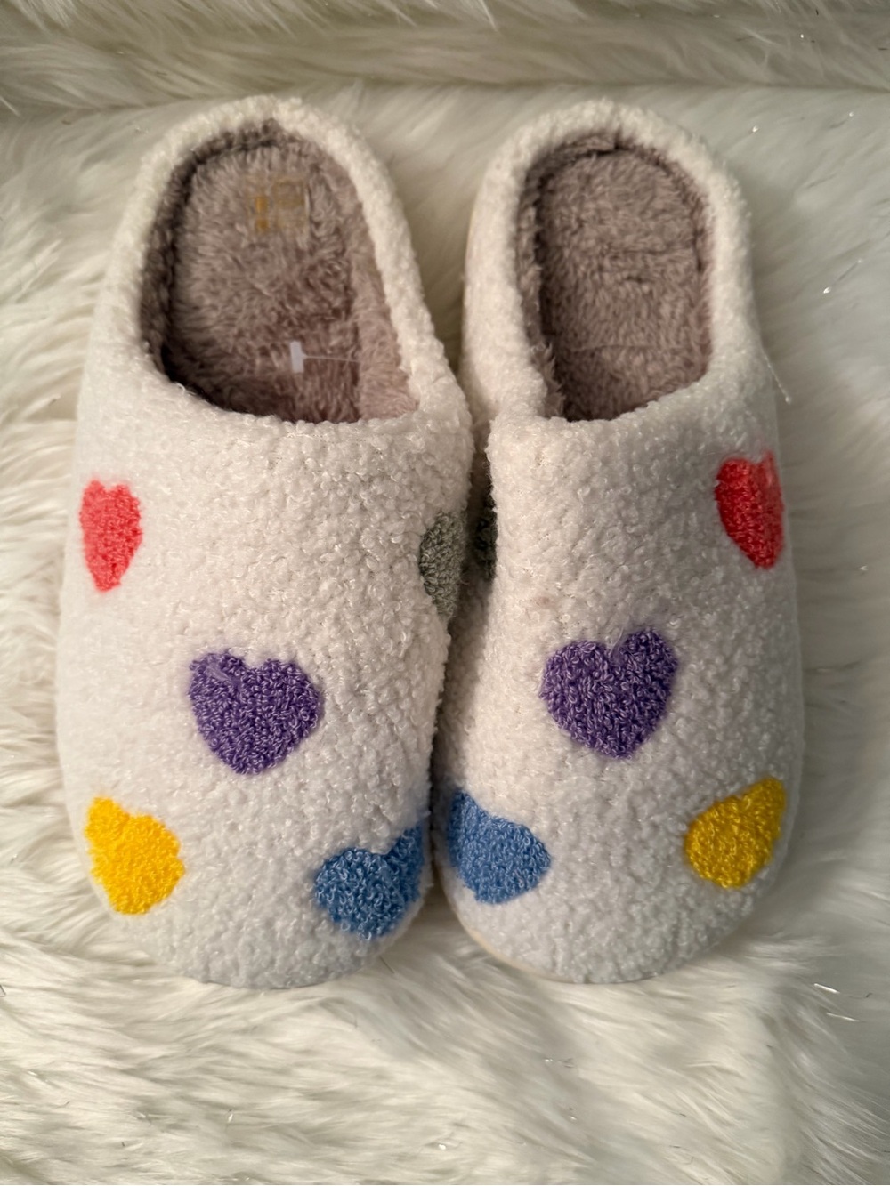 Cozy White Women’s Slippers with Multicolor Heart Accents